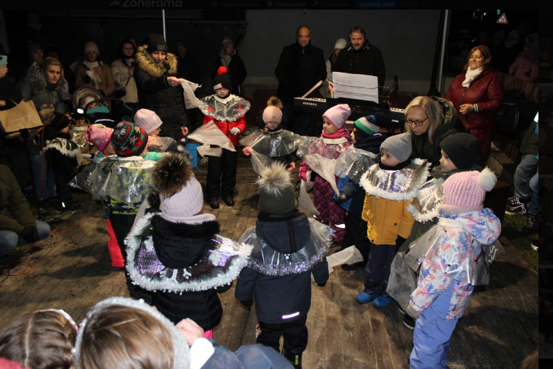 Ohlédnutí: Rozsvícení vánoční stromu v Návojné 1